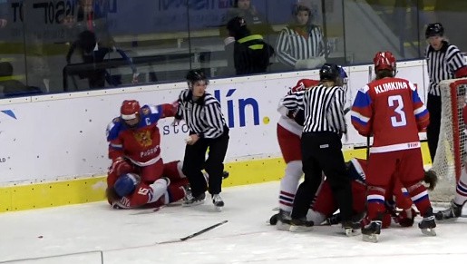 Video: Meitenes izplūcas pasaules čempionātā, skatītāji izsvilpj Krievijas himnu