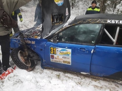 Video: Pēc avārijas aizdegas igauņu ''Subaru'' ekipāžas motors