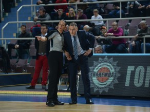 Spāņu treneris preses konferencē aizsvilstas un skarbi kritizē līdzjutējus