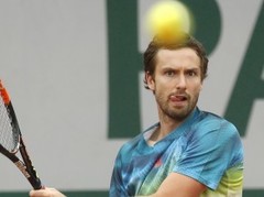 Gulbis atgriešanās spēlē parāda raksturu un uzvar trīs setu cīņā