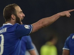 Igvains ar diviem vārtiem satriec "Napoli" izredzes, "Juventus" iekļūst finālā