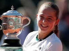 Ostapenko finālā divreiz atspēlējas pret Halepu un triumfē "French Open"