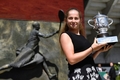 Foto: Laimīgā Ostapenko ar "French Open" trofeju rokās