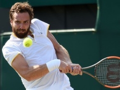 Gulbis ar 25 neatvairāmajām servēm ielido Vimbldonas trešajā kārtā