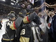 Vegasas "Golden Knights" pirmajā mājas spēlē ātri iegūst 4:0 pārsvaru