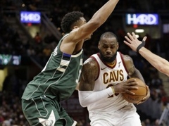 Adetokunbo iemet 40, bet "Cavs" uzveic "Bucks"