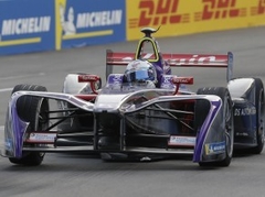 "Formula E" sacīkstes pirmo reizi vēsturē aptur, uzvaru izcīna Bērds