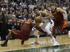 Adetokunbo un Džeimsa duelī "Bucks" pārtrauc "Cavs" uzvaru sēriju