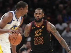 Durentam un Lebronam 32 punkti, "Warriors" ar labu otro puslaiku uzvar Klīvlendā