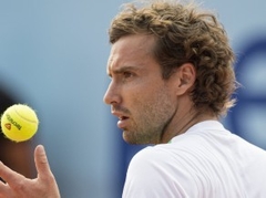 Gulbis trīs reizes izsēj breika pārsvaru, tomēr uzvar trīs taibreiku cīņā