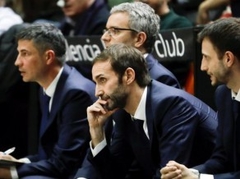 Kuruca pārstāvētā "Barcelona" atlaiž galveno treneri Alonso