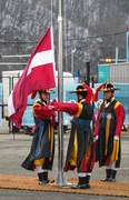 Foto: Valsts prezidenta klātbūtnē Phjončhanā paceļ Latvijas karogu