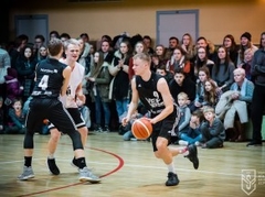 “VEF Rīgas skolu superlīgā” basketbolā startē izslēgšanas turnīra spēles