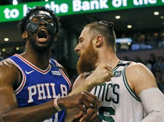 NBA tiesneši pēdējā minūtē pieļāva divas izšķirošas kļūdas par labu Bostonas "Celtics"