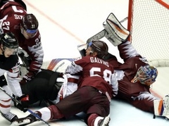 Lielisku spēli demonstrējošie latvieši tikai pagarinājumā piekāpjas Kanādai