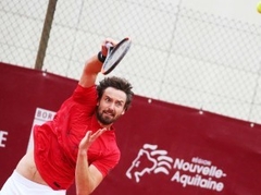 Gulbis atkal zaudē pirmo setu, taču sasniedz pusfinālu Bordo