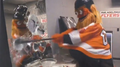 Video: NHL kluba talismants "Gritty" ārdās dusmu istabā