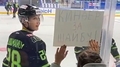 Video: Maiņas darījums hokejā - bērnu šokolāde pret KHL ripu