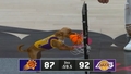 Video: NBA spēles pārtraukumā suns danko grozā