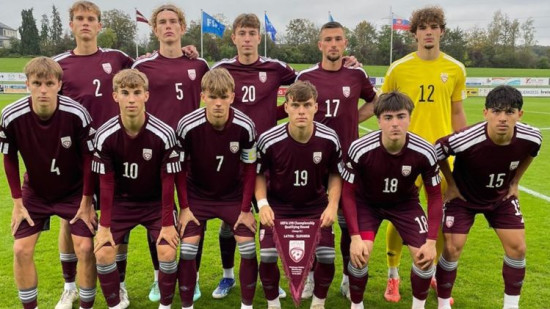 Latvijas U19 izlase pārspēj grupas līderi Slovākiju un mēnesi gaidīs konkurentu rezultātus