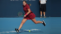 Ostapenko divreiz izglābjas no 3:5 un sasniedz Pekinas trešo kārtu