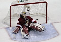 Kārtera 'hat trick' nodrošina 'Kings' vēl vienu uzvaru Fīniksā