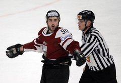 VIDEO: Koba Jass izvicina dūres pret NHL rezultatīvāko aizsargu Karlsonu