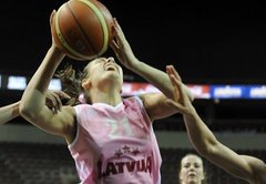 Latvijas sieviešu basketbola izlase sīvā cīņā zaudē Ungārijai