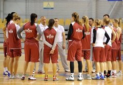 Latvijas sieviešu basketbola izlase vēl vienā saspringtā pārbaudes spēlē zaudē Spānijai