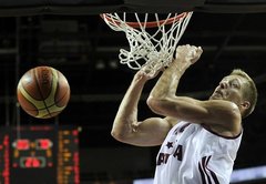 Fotoreportāža: Latvijas basketbolisti mača galotnē pārspēj Nīderlandi