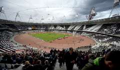 2012 stundas pirms olimpiādes sākuma Londonā atklāj Olimpisko stadionu