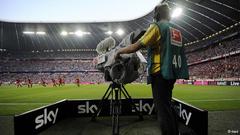 Neveikls TV operators gūst savainojumu pirms futbola mača