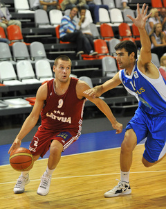 Latvijas vīriešu basketbola izlase pārbaudes spēlē vēlreiz piekāpjas Serbijai