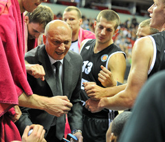 VEF Rīga pēc pirmā puslaika uzvar Neptunas basketbolistus VTB līgas spēlē