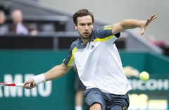 Gulbis līdzīgā cīņā piekāpjas pasaules sestajai raketei Berdiham