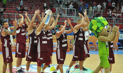 papildināta ar A.Bagatska komentāru (19:40) - EČ basketbolā: Latvija dramatiskā cīņā uzvar Melnkalnes izlasi