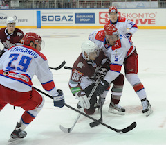 Rīgas Dinamo pēcspēles metienos zaudē CSKA; KHL kopvērtējumā pakāpjas uz 2.vietu