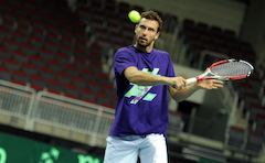 Gulbis pirmajā setā sagrauj spāni Bautistu