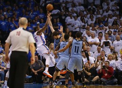 VIDEO: Neticams tālmetiens neglābj no zaudējuma NBA play-off spēlē