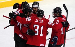 Šveices hokejisti sagrauj Kazahstānu un turpina cerēt uz vietu ceturtdaļfinālā