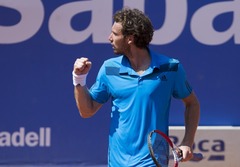 Gulbis pirmajā setā sagrauj Montanjesu