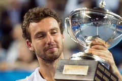 Gulbis uzvaru Nicā velta mirušajam draugam Nikam Matvejevam