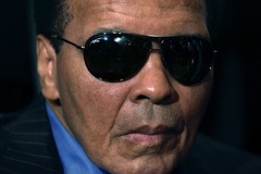 Muhameds Ali nokļuvis slimnīcā ar pneimoniju