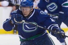 Canucks piesaistījuši konkurentu Ķēniņam