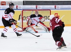 FOTO: Latvijas U-18 hokejisti iemet sešus vārtus Kanādai, bet zaudē