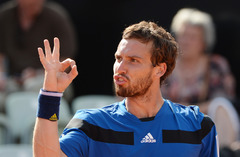 Gulbis pirmajā setā uzvar Jangu