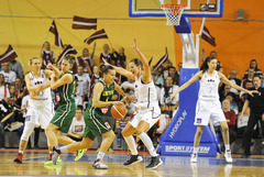 FOTO: Latvijas sieviešu basketbola izlase Zībarta debijas mačā grūtā cīņā uzvar Lietuvu