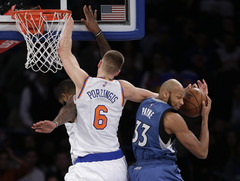 VIDEO, FOTO: Porziņģim 7 bloki un iespaidīgs slam-dunk Ņujorkas Knicks otrajā uzvarā pēc kārtas