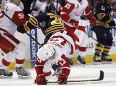 Girgensonam rezultatīva piespēle; Sabres piekāpjas Red Wings hokejistiem