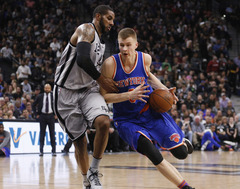 VIDEO: Porziņģa 28+11 pret Sanantonio Spurs zvaigznēm